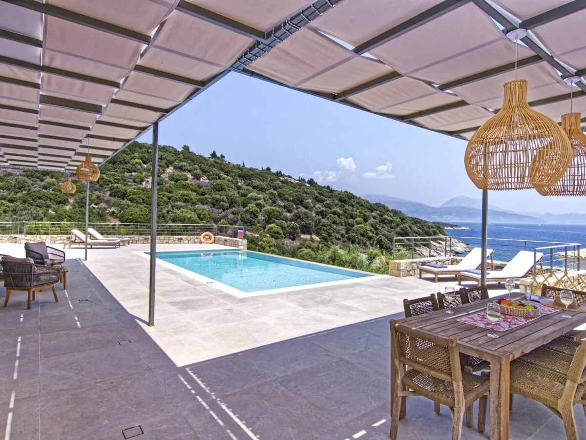 Alas pergola with the pool opening to the open sea