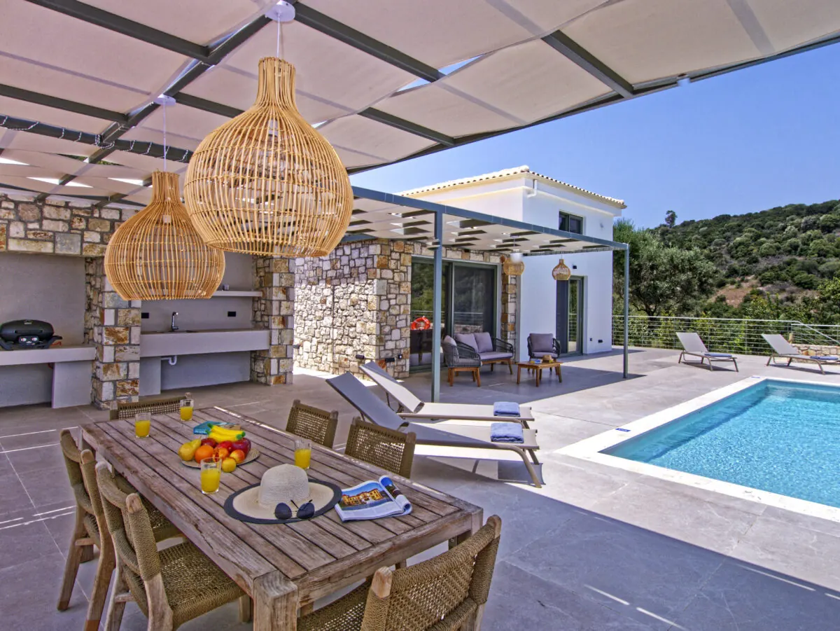 Shaded dining table and barbecue at Alas